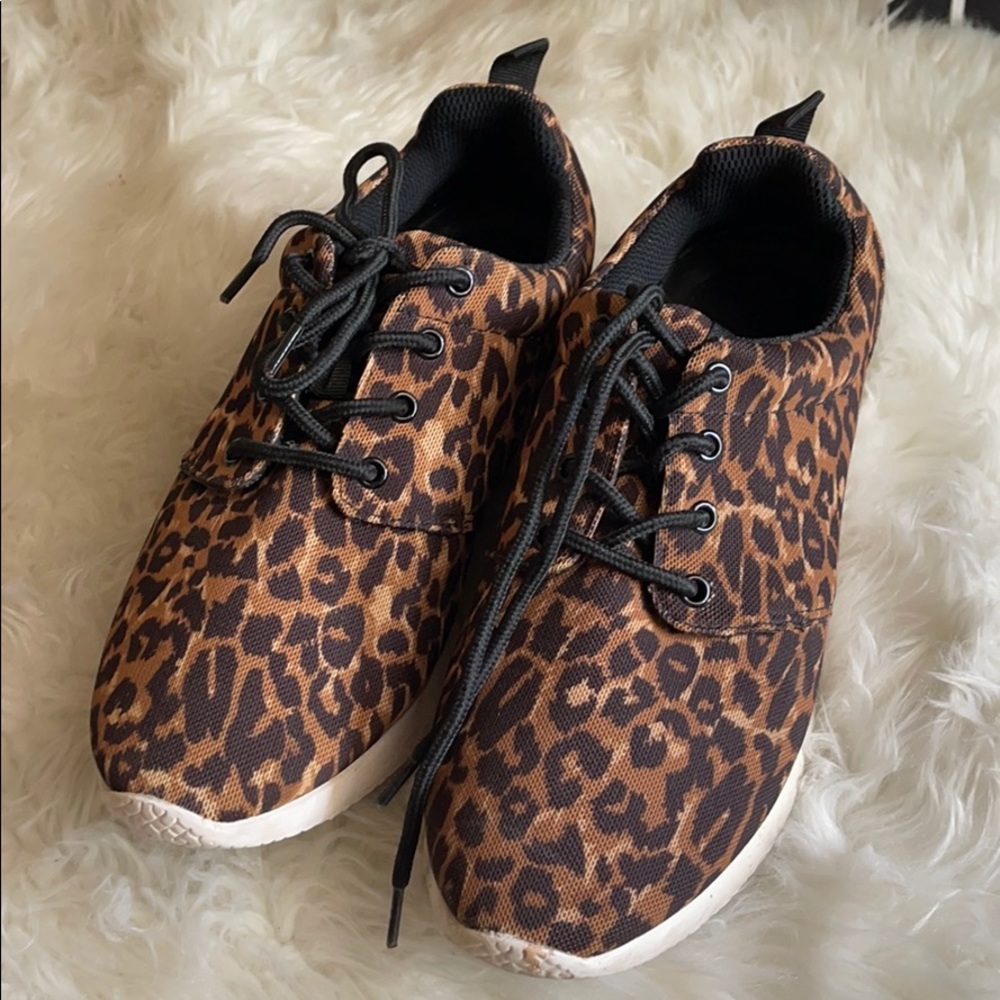 Leopard tennis shoe. Size 7.5